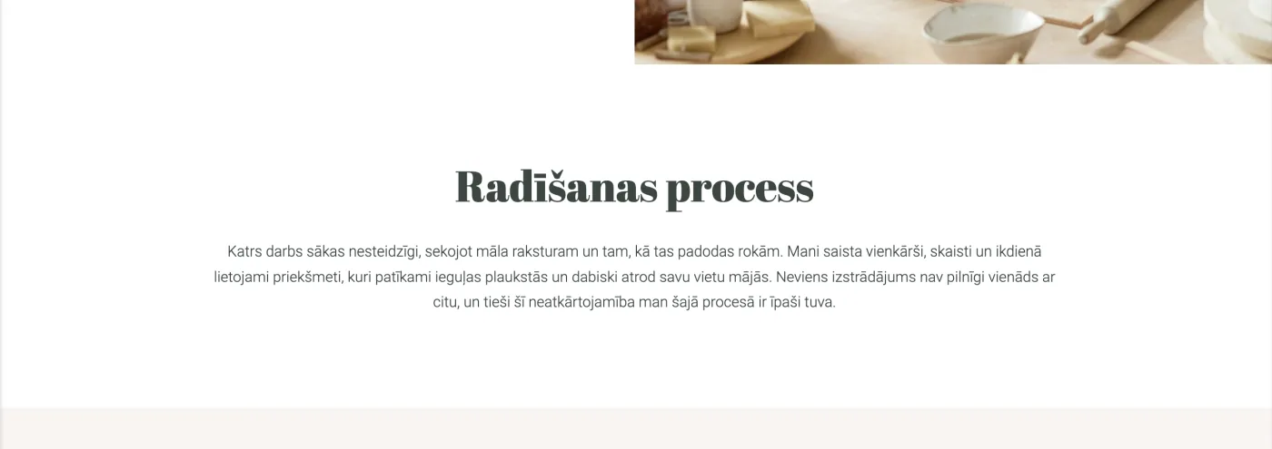 Dekoratīva un sans-serif fonta saskaņošanas piemērs.
